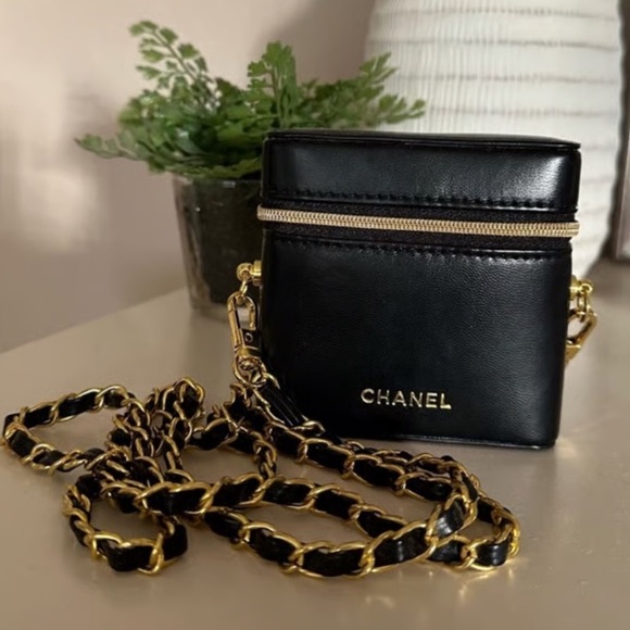 Chanel Makeup Novelty lipstick holder with chain - Picture 6 of 8